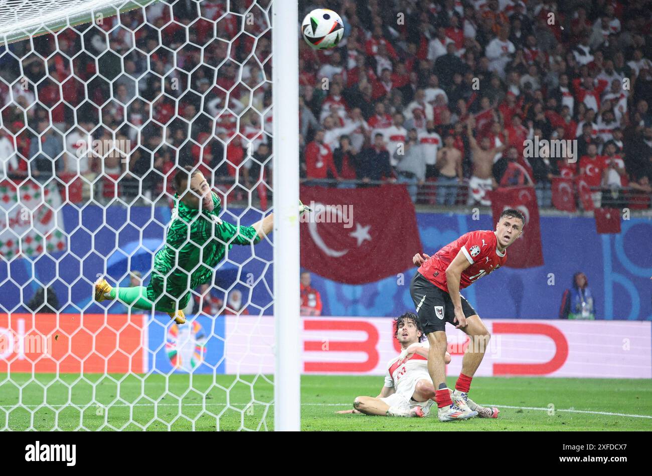 Leipzig. 2 juillet 2024. Christoph Baumgartner (à droite) d'Autriche tourne lors de la manche de l'UEFA Euro 2024 du 16e match entre T¨¹rkiye et l'Autriche à Leipzig, en Allemagne, le 2 juillet 2024. Crédit : Bai Xuefei/Xinhua/Alamy Live News Banque D'Images