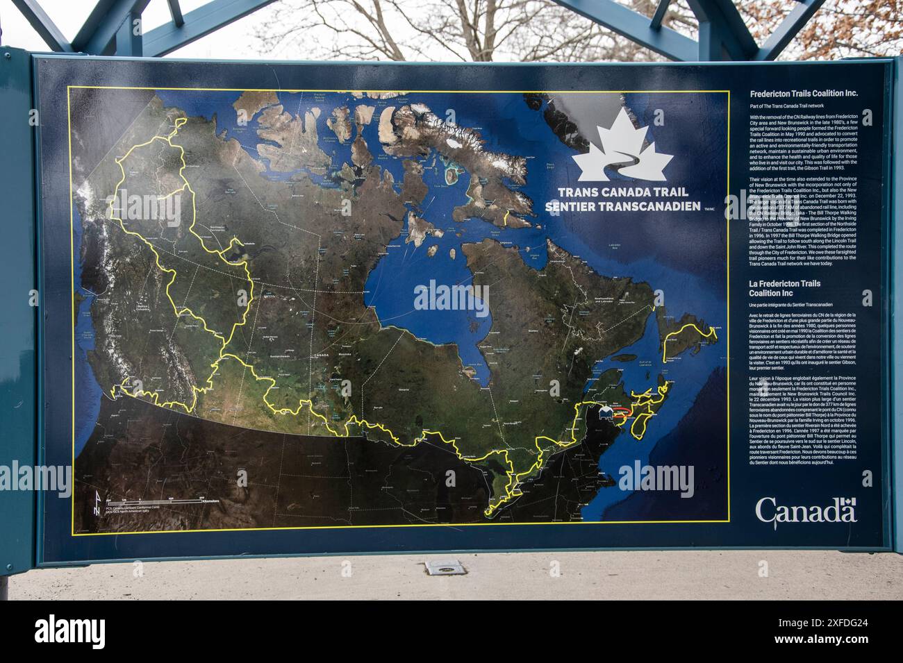Carte du Canada montrant le panneau du sentier TRANS Canada au bord de la rivière sud dans le centre-ville de Fredericton, Nouveau-Brunswick, Canada Banque D'Images