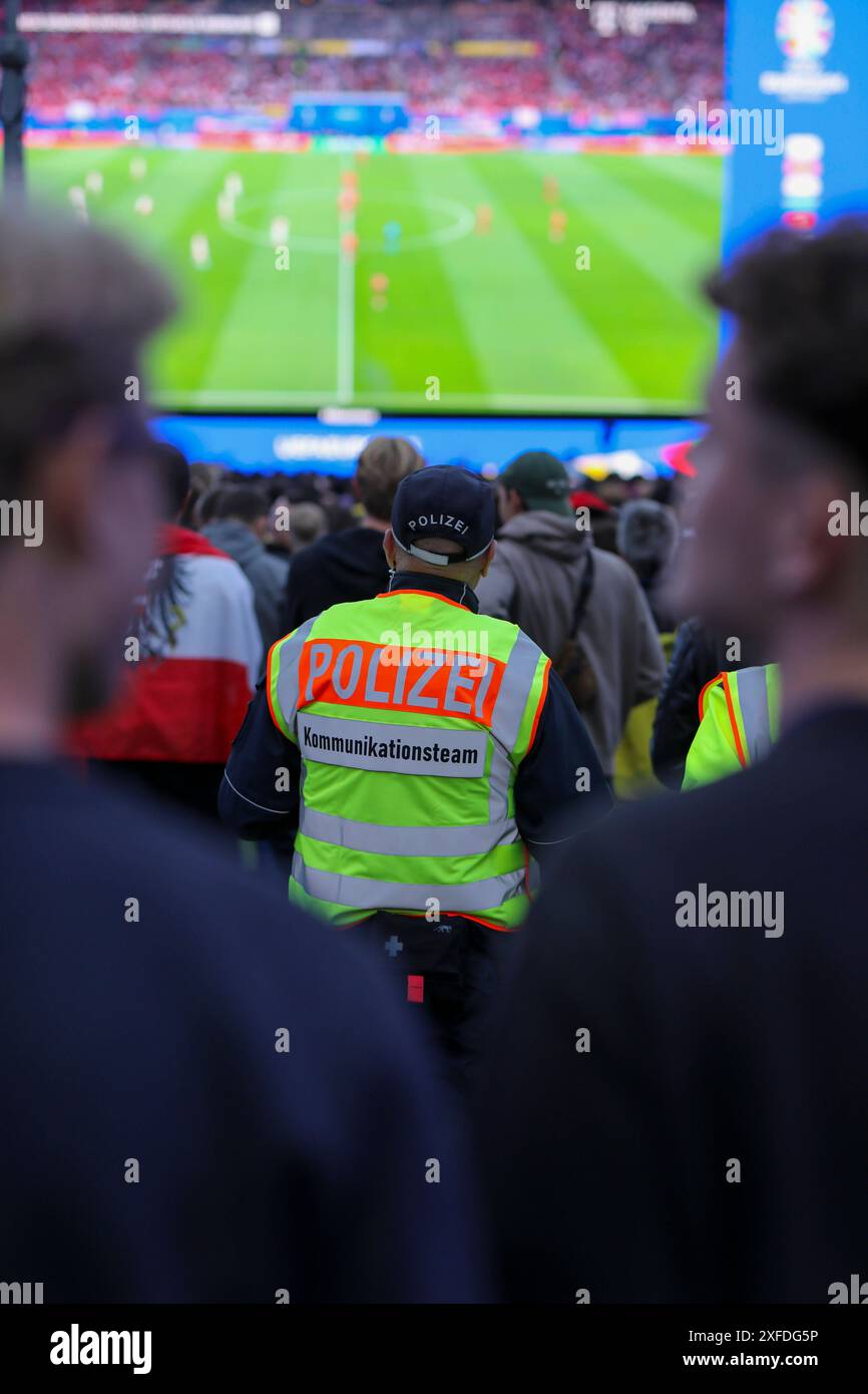 Kommunikationteam der Berliner Polizei im Einsatz BEI der EM202, Berliner Polizei im EM-Einsatz : Kommunikationteam sorgt für Informationsfluss auf der Fan zone vor dem Brandenburger Tor. Berlin Berlin Deutschland *** L'équipe de communication de la police de Berlin en service à l'Euro 2012, la police de Berlin en service à l'Euro 2012, l'équipe de communication de la police de Berlin assure le flux d'informations dans la zone des fans en face de la porte de Brandebourg Berlin Allemagne Banque D'Images