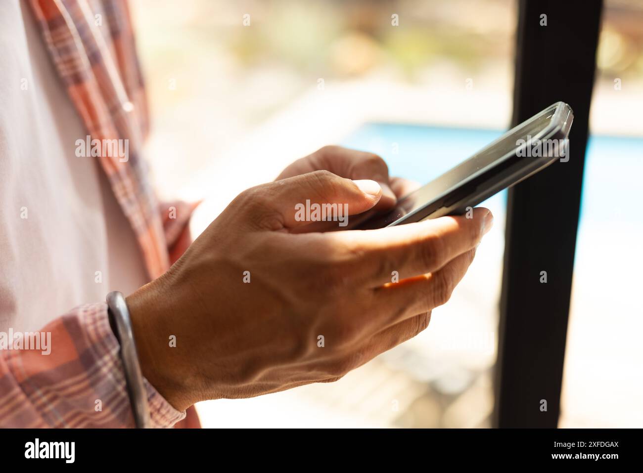 Texter et naviguer sur Internet, homme utilisant un smartphone à la maison Banque D'Images