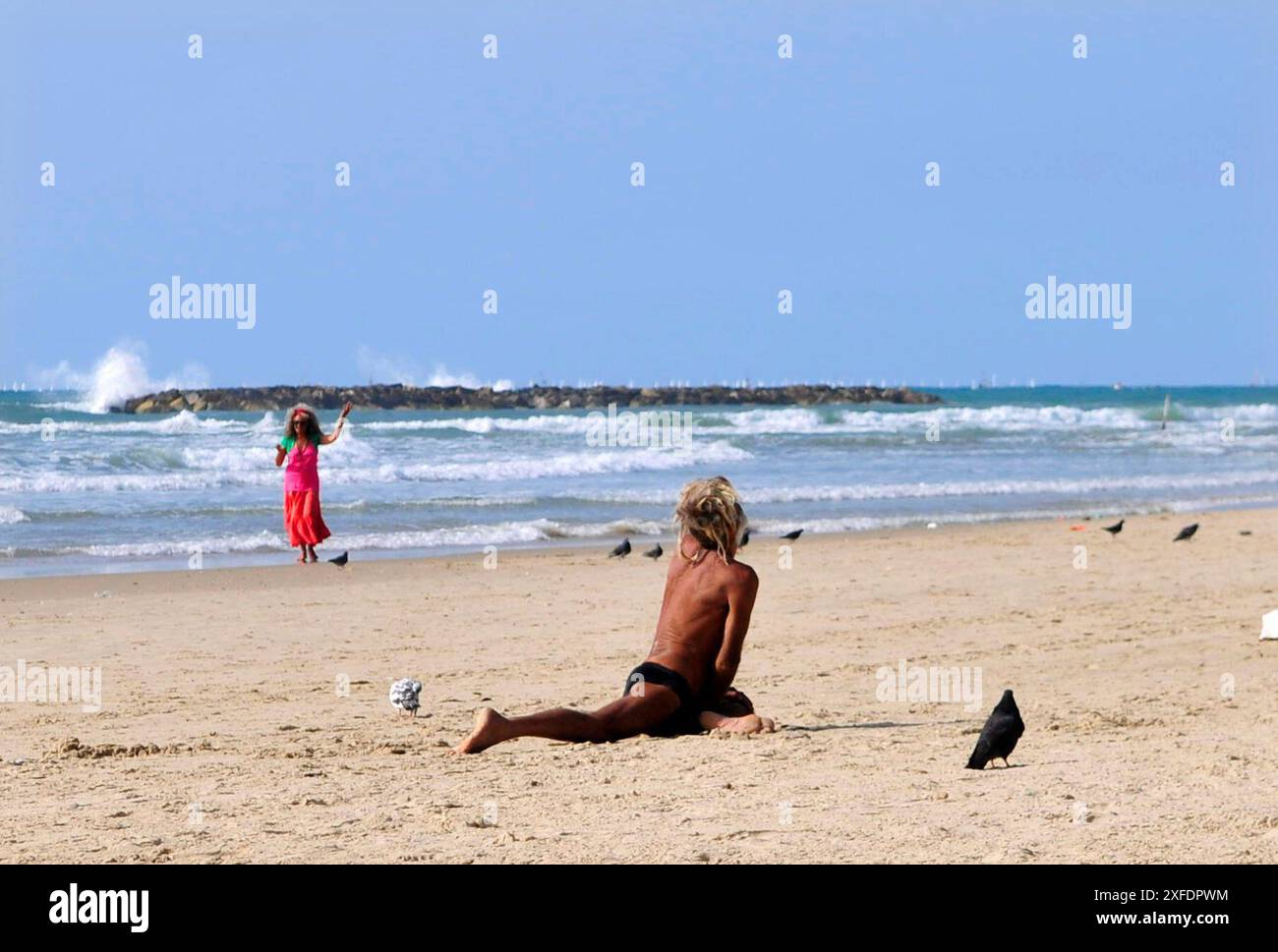 Yoga sur la plage. Tel Aviv, Israël. Banque D'Images