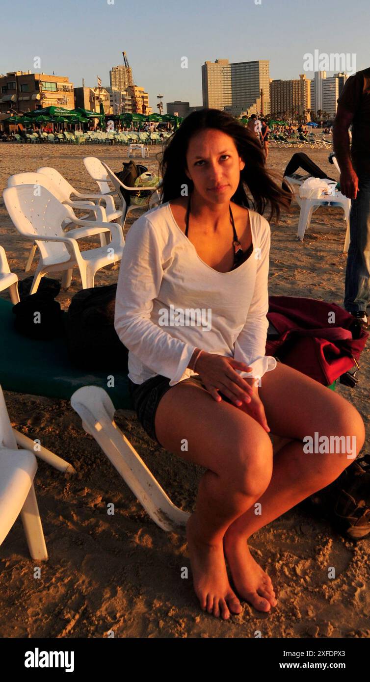 Portrait d'une beauté israélienne prise sur la plage de tel Aviv, Israël. Banque D'Images