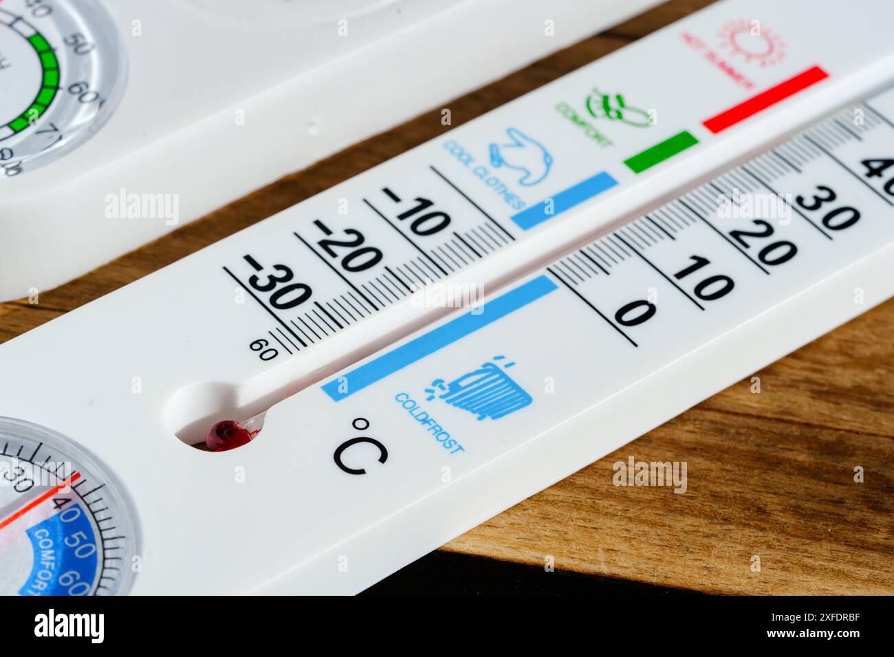 Deux thermomètres posés sur une surface en bois Banque D'Images
