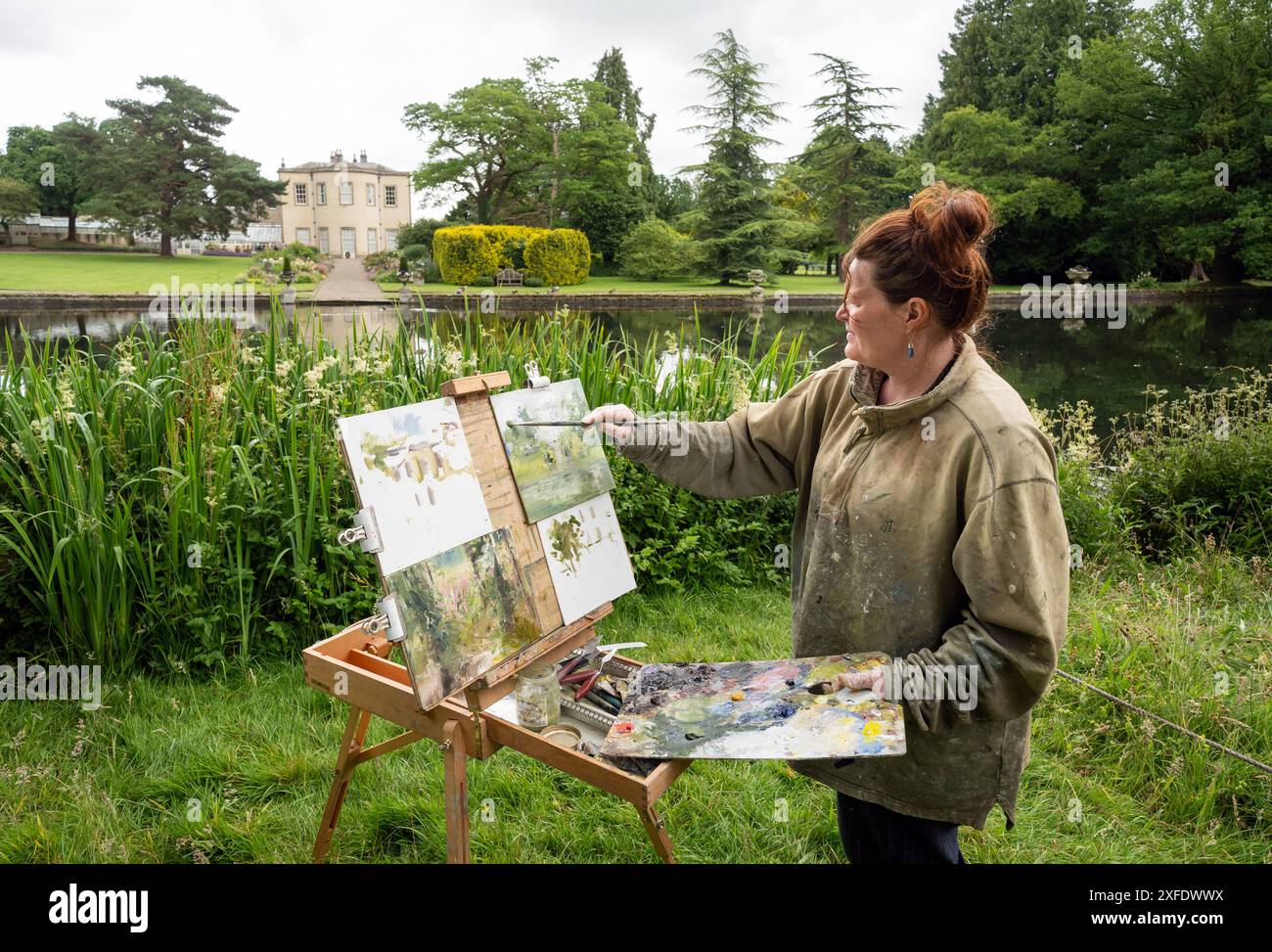 Rebecca Styles, artiste en résidence à Thorp Perrow Arboretum, peint un tableau à l'arboretum dans le North Yorkshire, dans le cadre d'un projet de douze mois documentant la transformation de l'arboretum du printemps à l'hiver. Les œuvres de styles, inspirées par les 100 acres de parc de l'arboretum et ses cinq collections nationales de plantes, seront exposées au public après sa résidence d'un an. Date de la photo : mardi 2 juillet 2024. Banque D'Images
