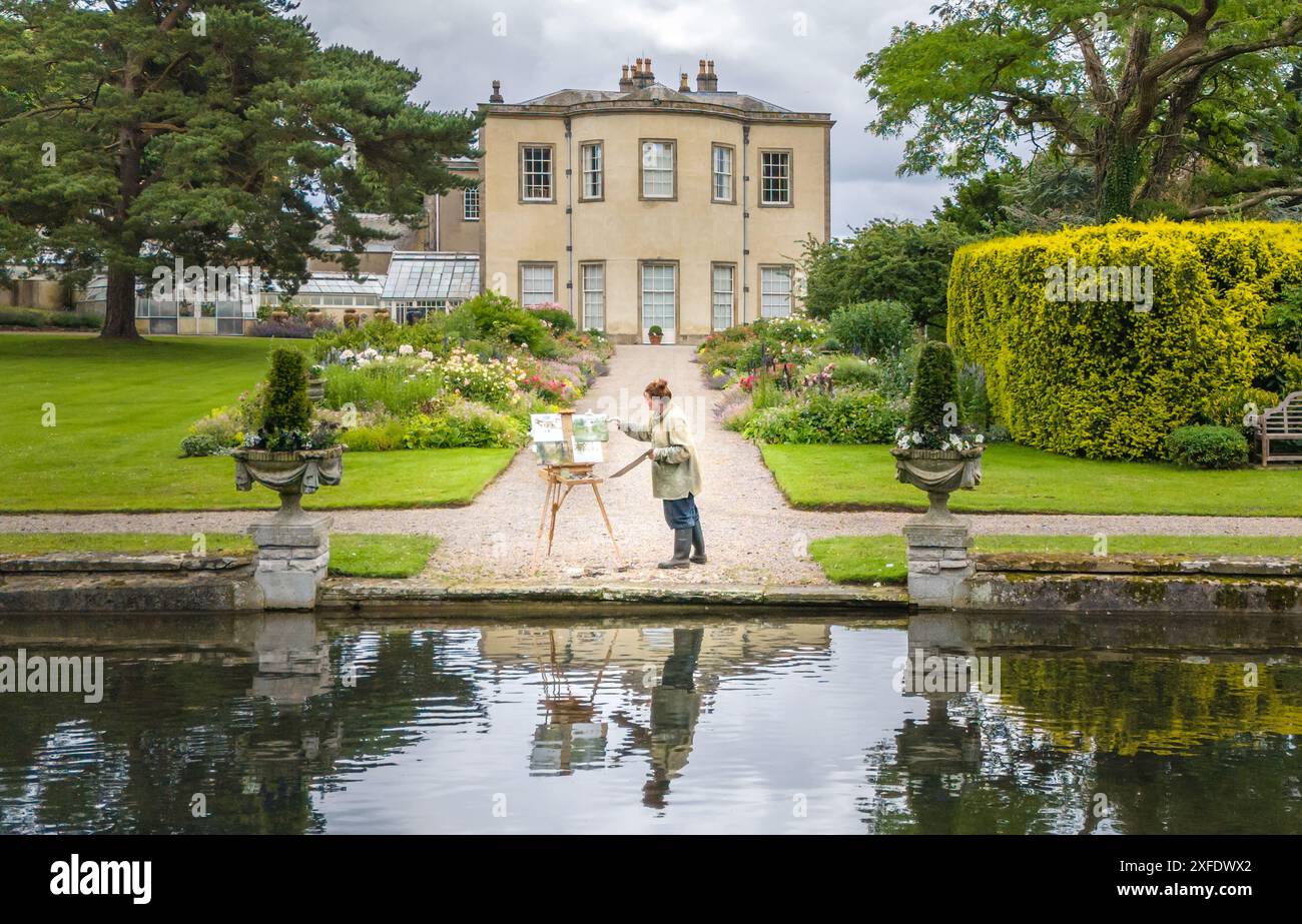 Rebecca Styles, artiste en résidence à Thorp Perrow Arboretum, peint un tableau à l'arboretum dans le North Yorkshire, dans le cadre d'un projet de douze mois documentant la transformation de l'arboretum du printemps à l'hiver. Les œuvres de styles, inspirées par les 100 acres de parc de l'arboretum et ses cinq collections nationales de plantes, seront exposées au public après sa résidence d'un an. Date de la photo : mardi 2 juillet 2024. Banque D'Images