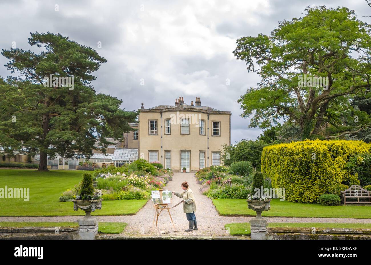 Rebecca Styles, artiste en résidence à Thorp Perrow Arboretum, peint un tableau à l'arboretum dans le North Yorkshire, dans le cadre d'un projet de douze mois documentant la transformation de l'arboretum du printemps à l'hiver. Les œuvres de styles, inspirées par les 100 acres de parc de l'arboretum et ses cinq collections nationales de plantes, seront exposées au public après sa résidence d'un an. Date de la photo : mardi 2 juillet 2024. Banque D'Images