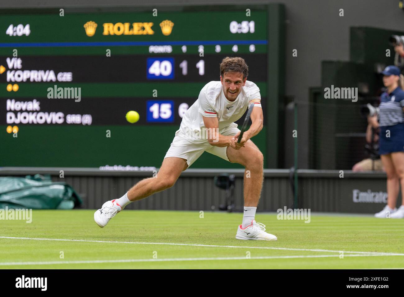 Londres, Royaume-Uni. 02 juillet 2024. LONDRES, ANGLETERRE - 2 JUILLET : vit Kopriva de la République tchèque en action lors du 2e jour du Wimbledon 2024 au All England Lawn Tennis and Croquet Club le 2 juillet 2024 à Londres, Angleterre. (Photo de Marleen Fouchier/Agence BSR) crédit : Agence BSR/Alamy Live News Banque D'Images