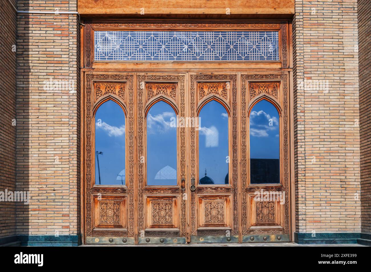 Vieille porte en bois sculpté avec verre avec motif ouzbek à l'ancienne mosquée islamique de Hazrati Imam en Ouzbékistan Banque D'Images