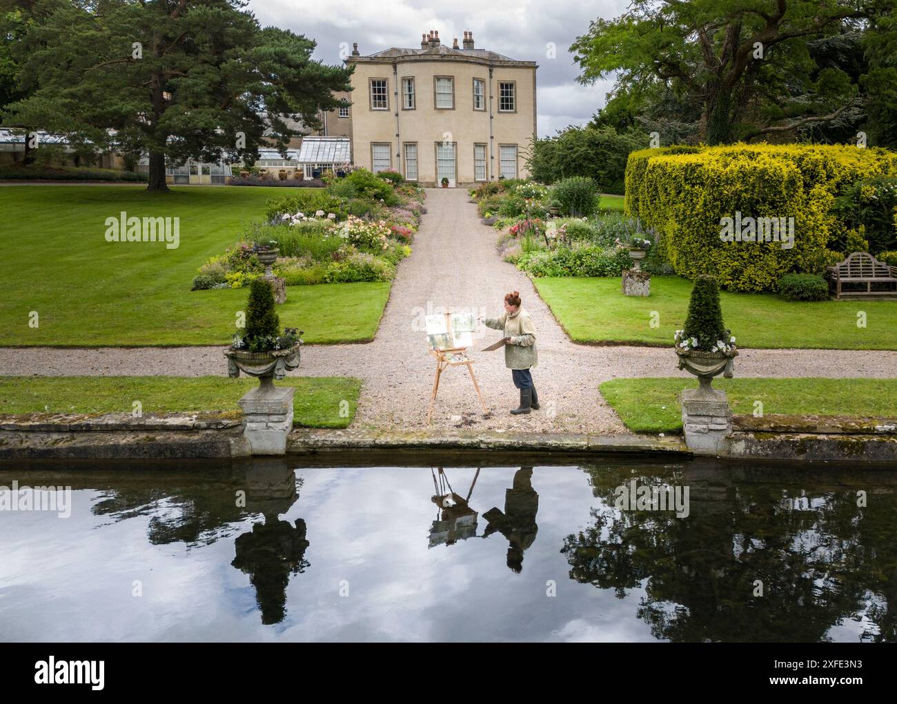 Rebecca Styles, artiste en résidence à Thorp Perrow Arboretum, crée une œuvre à l'arboretum du North Yorkshire, dans le cadre d'un projet de douze mois documentant la transformation de l'arboretum du printemps à l'hiver. Les œuvres de styles, inspirées par les 100 acres de parc de l'arboretum et ses cinq collections nationales de plantes, seront exposées au public après sa résidence d'un an. Date de la photo : mardi 2 juillet 2024. Banque D'Images