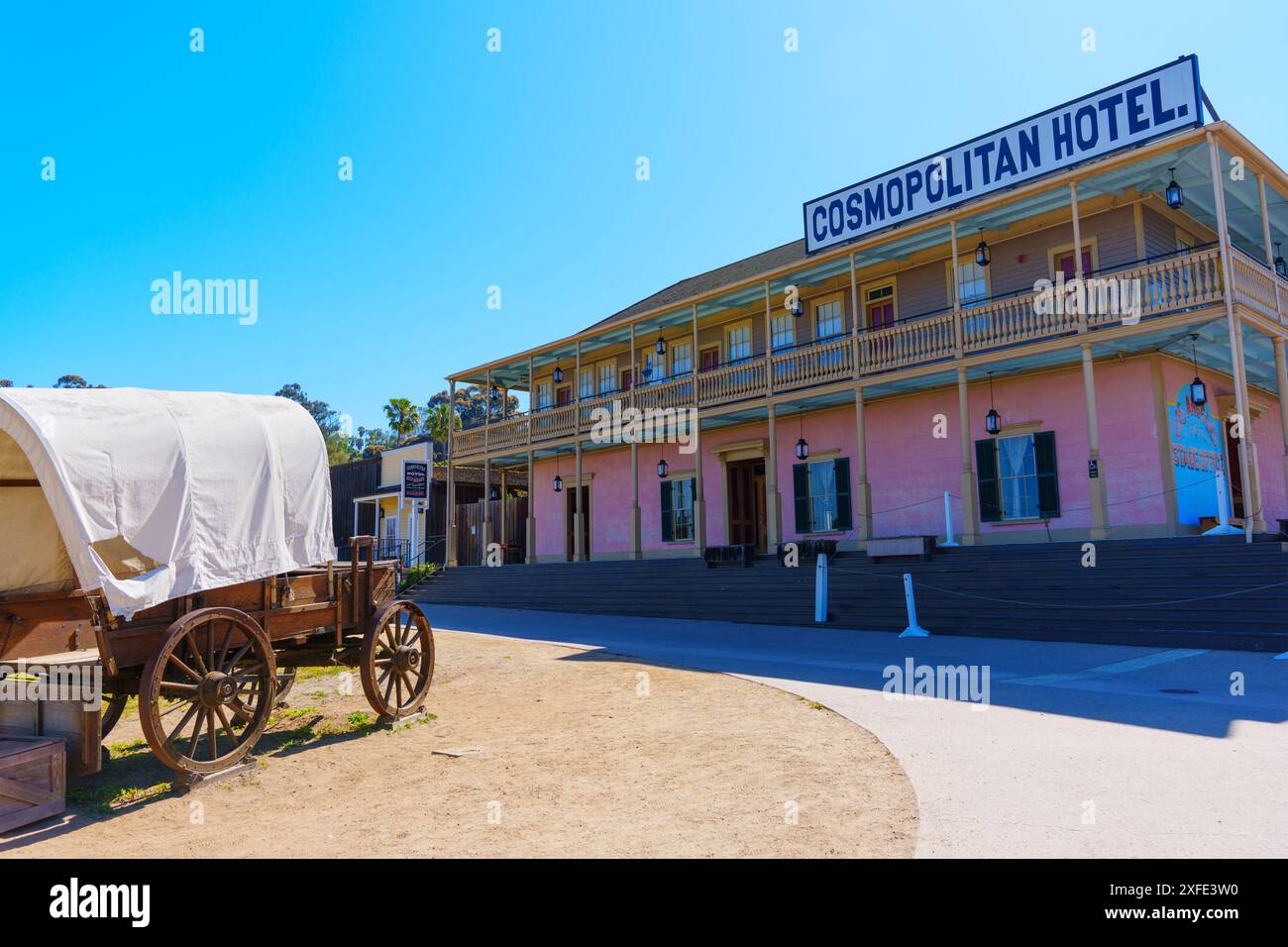 San Diego, Californie - 16 avril 2024 : vue complète de l'hôtel Cosmopolitan avec un wagon historique dans la vieille ville par une journée ensoleillée Banque D'Images