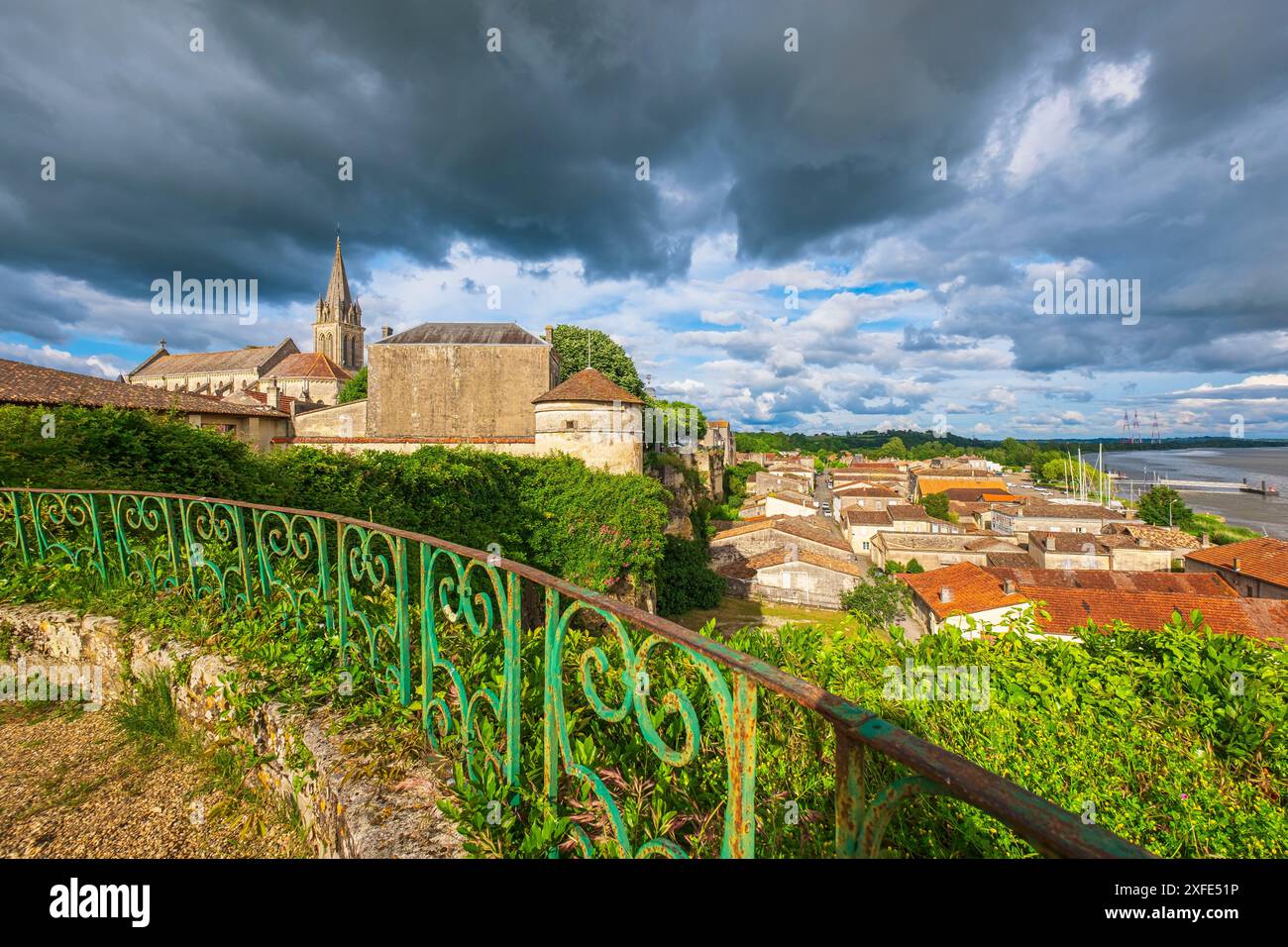 France, Gironde, Bourg, village sur le chemin de Saint-Jacques-de-Compostelle (via Turonensis ou chemin Tours), vue depuis la terrasse du château de la Citadelle Banque D'Images