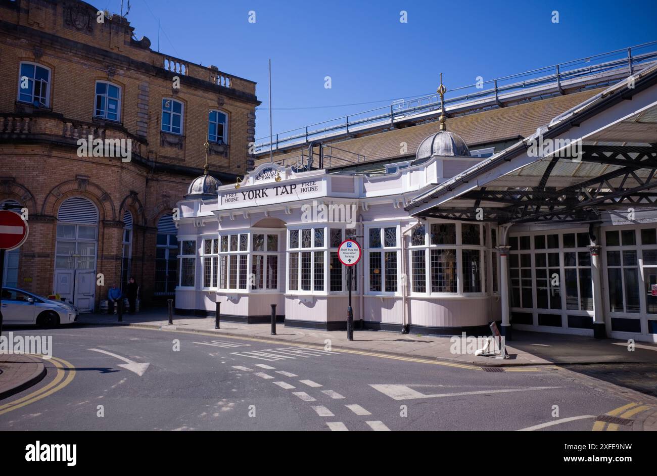 Le pub sur plate-forme à la gare York qui vend de nombreuses bières réelles Banque D'Images
