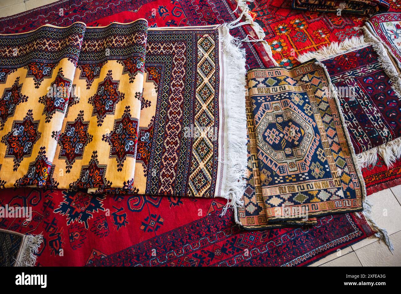 Pile de tapis orientaux traditionnels au bazar en Ouzbékistan à Samarcande Banque D'Images