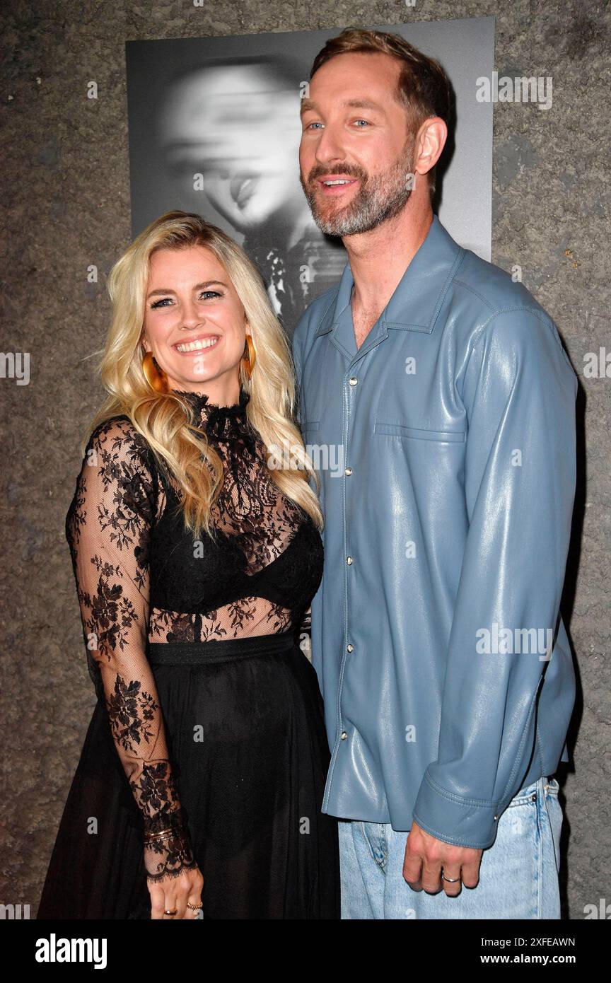 Jennifer Knäble und Daniel Boschmann BEI der Ewa Herzog Fashion Show auf der Berlin Fashion week S/S 2025 in der König Galerie. Berlin, 02.07.2024 *** Jennifer Knäble et Daniel Boschmann au salon Ewa Herzog Fashion week S 2025 à la König Galerie Berlin, 02 07 2024 Foto:Xn.xKubelkax/xFuturexImagex herzog_4670 Banque D'Images