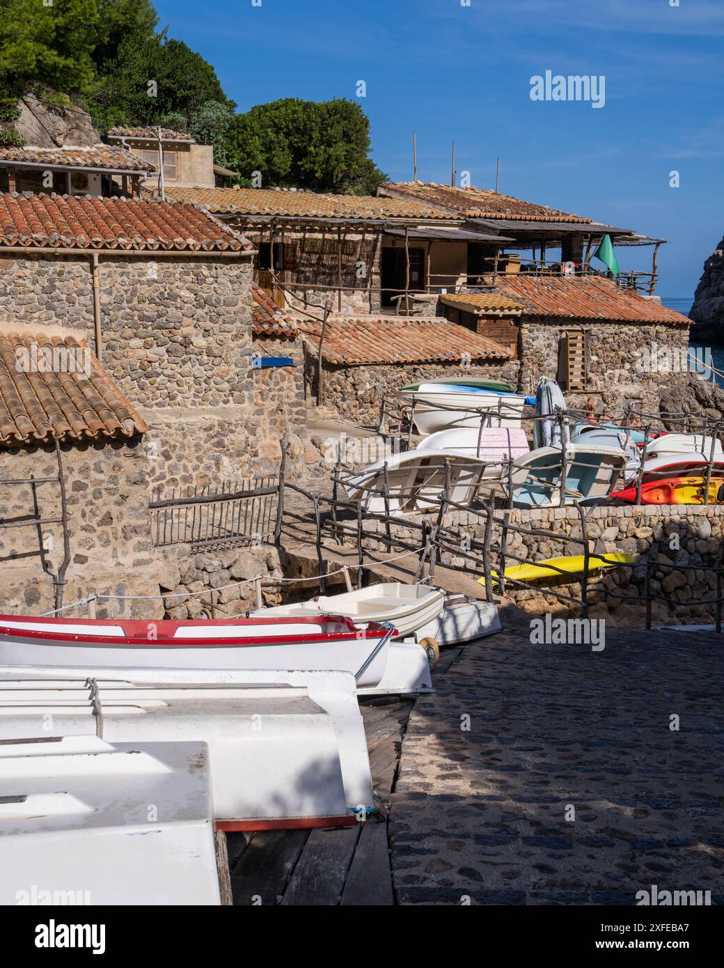 Un petit village en bord de mer. Maisons en pierre, beaucoup de bateaux blancs sur terre. Belle vue sur la mer. Majorque, Espagne. Deia Banque D'Images