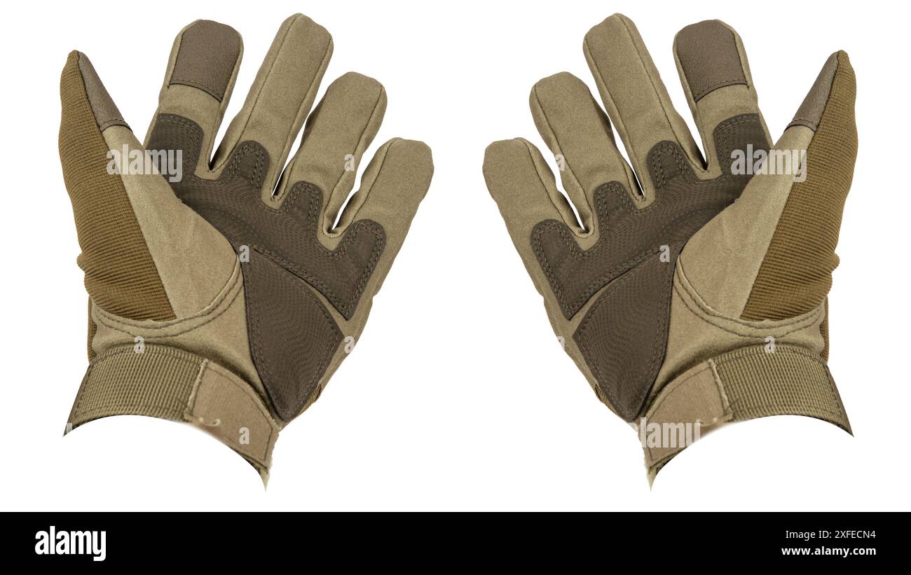 Gants militaires, gants tactiques, gants de protection, fond blanc isolé. Gants de chasse entièrement isolés sur fond blanc. Banque D'Images