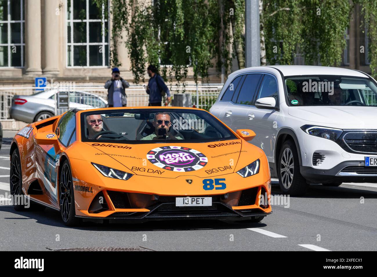 Luxembourg ville, Luxembourg - vue sur une Lamborghini Huracán EVO Spyder orange conduisant sur une route. Banque D'Images