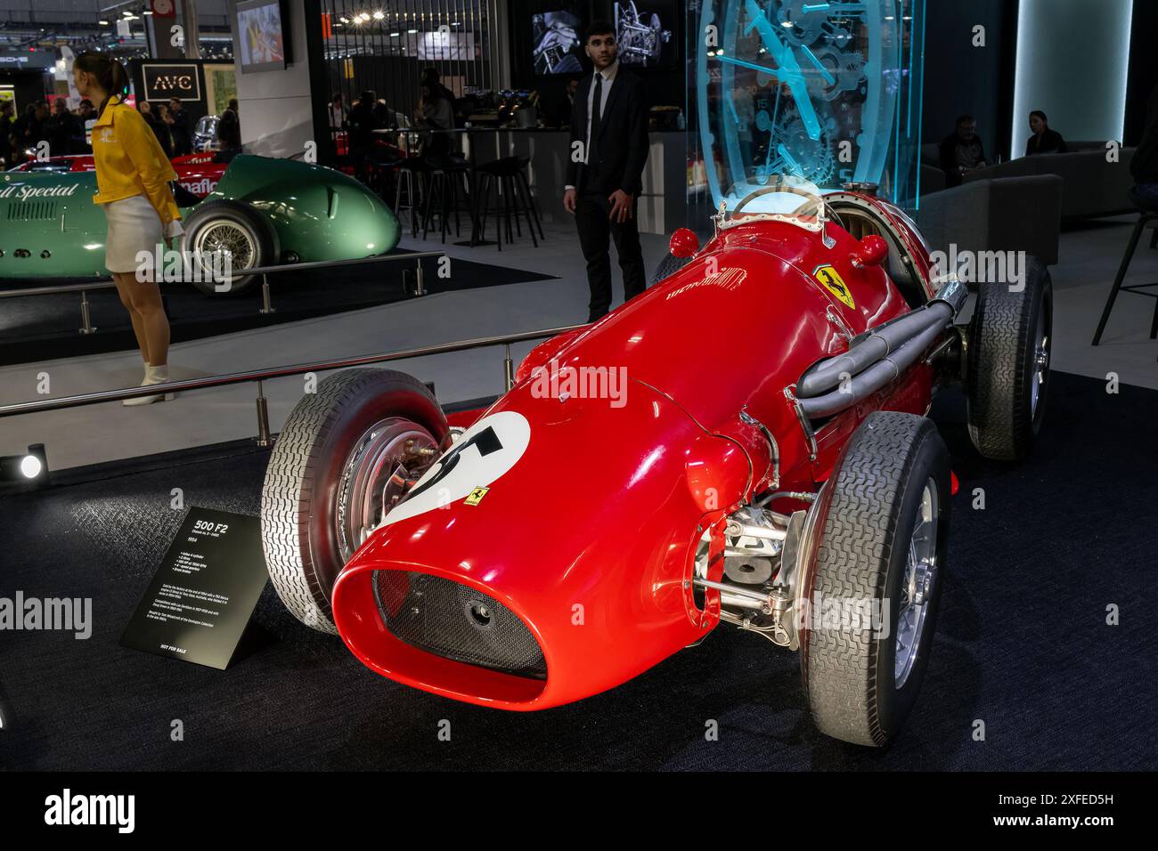 Paris, France - Rétromobile 2023. Vue sur une Ferrari 500 F2 rouge 1954. Châssis n° 0480. Banque D'Images