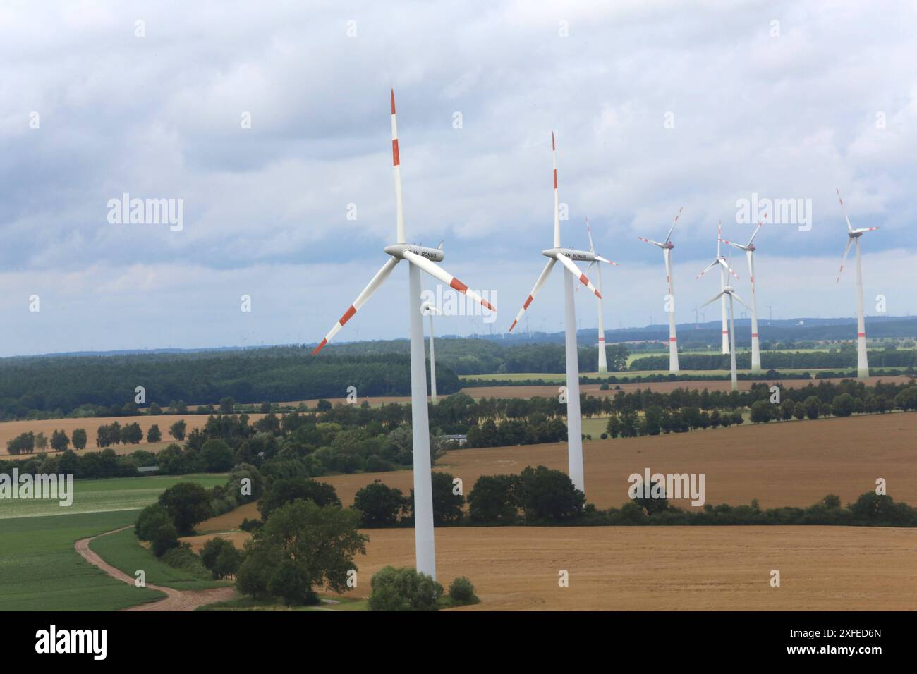 Blick am Dienstag 02.07.2024 auf den Windpark Mistorf / Groß Schwiesow Landkreis Rostock aus luftiger Höhe von CA. 80 mètres. BEI dem Park wurde im Jahr 2001 die erste Windkraftanlage aufgestellt und im Jahr 2023 das bisher letzte Windrad in Betrieb genommen. Mittlerweile gehören 29 Anlagen zu dem Park. SIE erzeugen rund 160 Millionen Kilowattstunden pro Jahr. DAS entspricht etwas mehr als 2 Prozent des Stromverbrauchs von Mecklenburg Vorpommern im Jahr. Damit erzeugt der Park rechnerisch den Strombedarf von 53000 Haushalten bzw. 100000 Menschen. IM Verlauf des Tages besuchten nun im Rahmen der Banque D'Images