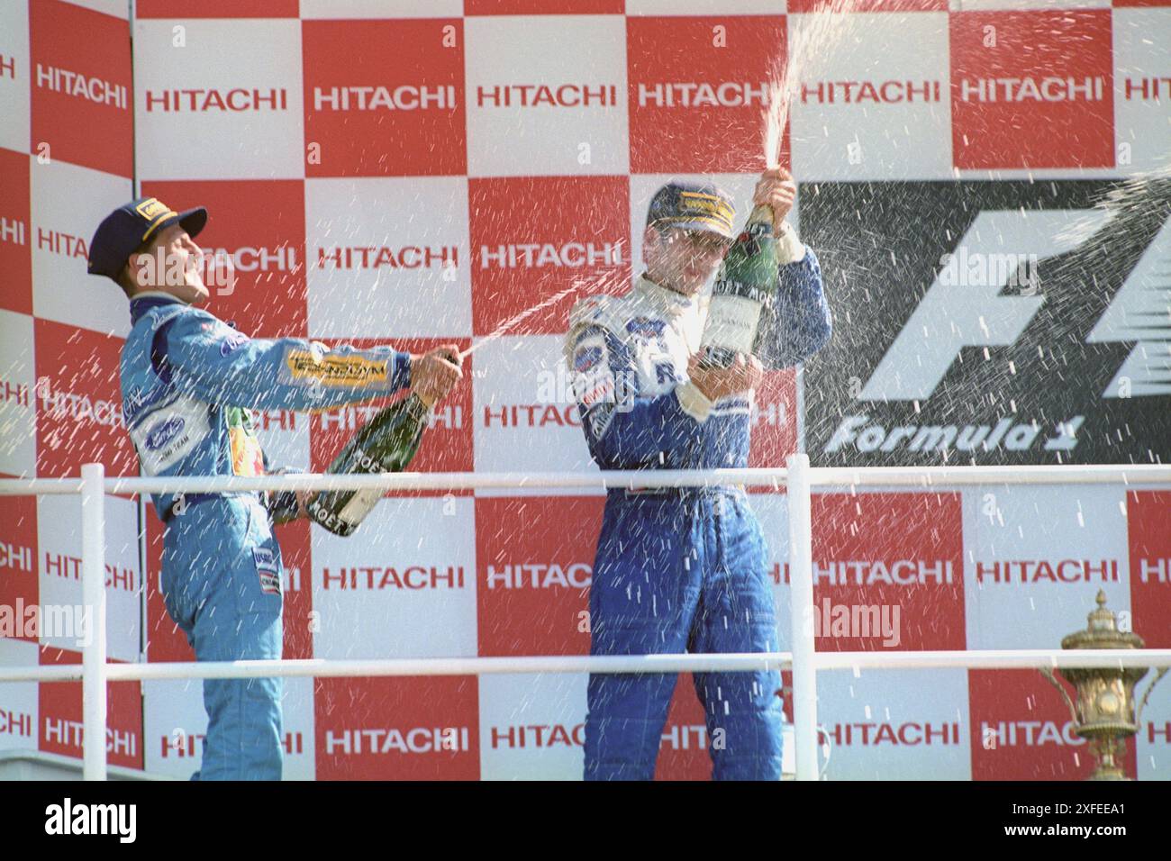 Photo du dossier datée du 10-07-1994 de Michael Schumacher (à gauche), qui a pulvérisé Damon Hill avec du champagne avant d'être disqualifié du Grand Prix de Grande-Bretagne 1994. Date d'émission : mercredi 3 juillet 2024. Banque D'Images