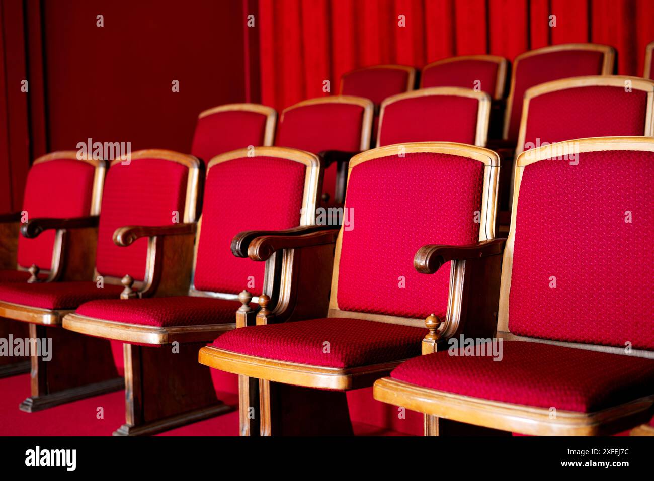 sièges vides rouges pour les spectateurs dans le théâtre ou le cinéma. Photo de haute qualité Banque D'Images