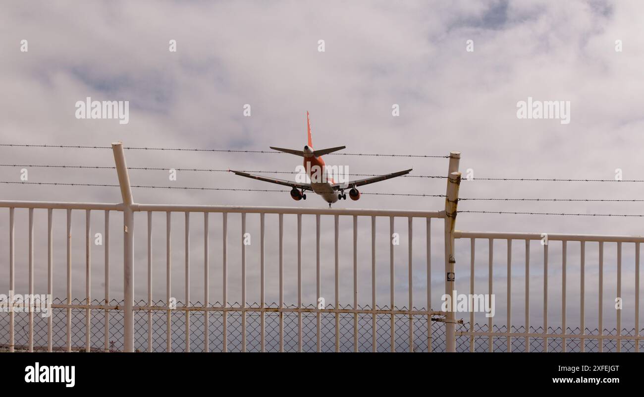 Gran Canaria, Espagne - 02 juillet 2024 : un avion de passagers s'approche de la piste d'atterrissage dans l'airoport de Gran Canaria, le plus fréquenté des îles Canaries Banque D'Images