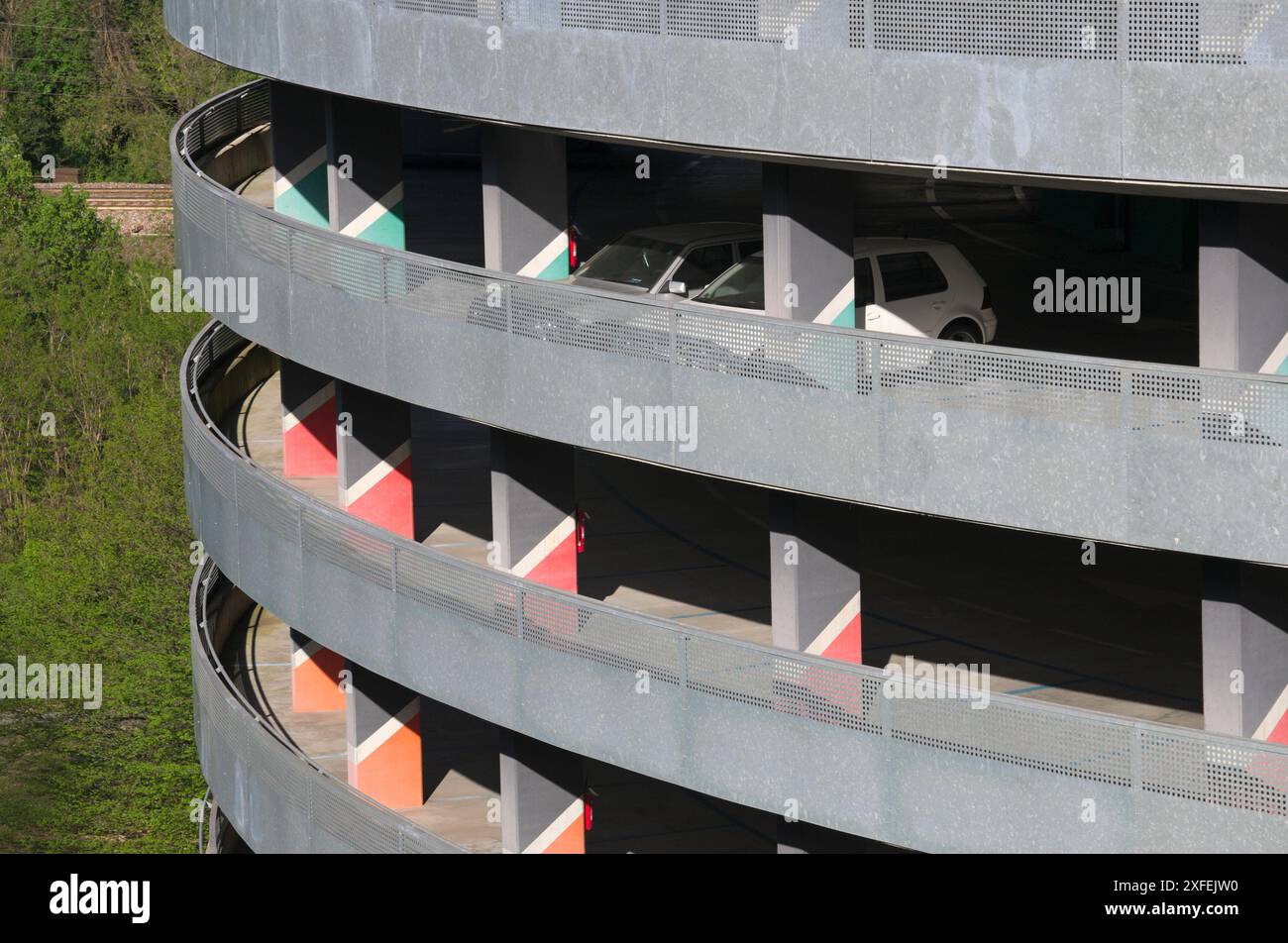 Garage de stationnement à plusieurs niveaux avec garde-corps en acier Banque D'Images