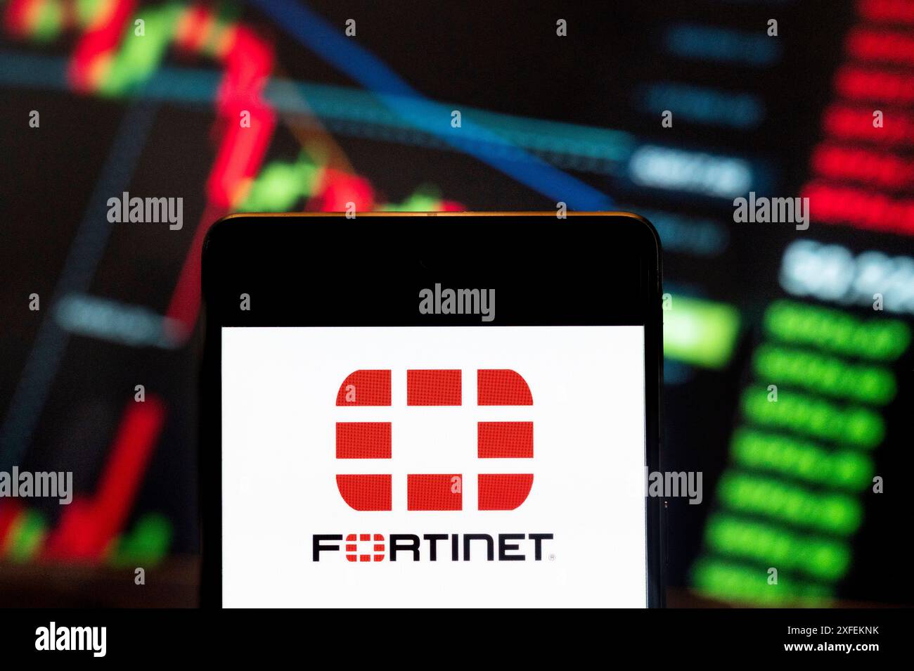 Chine. 21 juin 2024. Dans cette illustration photo, le logo de la société américaine de cybersécurité Fortinet (NASDAQ : FTNT) vu affiché sur un smartphone avec un graphique d'indice boursier économique en arrière-plan. Crédit : SOPA images Limited/Alamy Live News Banque D'Images