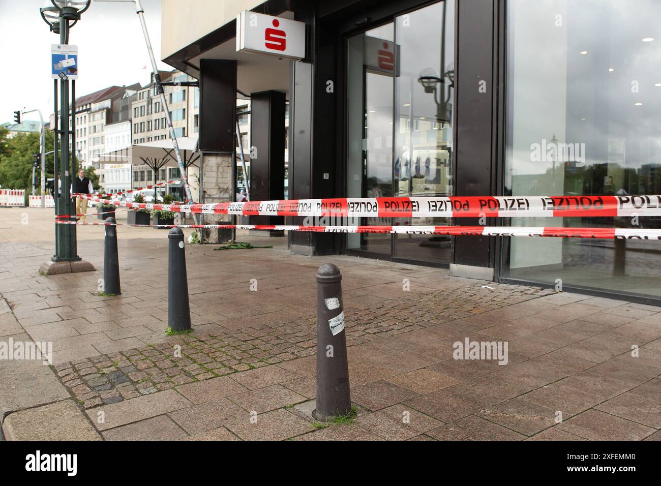 Polizeiband flattert vor der Hamburger Sparkasse am Jungfernstieg. AM Dienstagmorgen War es vor der filiale der Haspa in der Innenstadt zu einem schweren Autounfall gekommen. Ein 18 Jahre alter Fahrer hatte die Kontrolle über seinen Mercedes AMG verloren und War mit hoher Geschwindigkeit in ein anderes Fahrzeug gefahren. Vier Menschen wurden BEI dem Unfall verletzt, ein 39-jähriger Mann erlag wenige Stunden nach dem Unfall im Krankenhaus seinen schweren Verletzungen. Altstadt Hamburg *** bande de police flottant devant Hamburger Sparkasse sur Jungfernstieg mardi matin il y avait un seri Banque D'Images