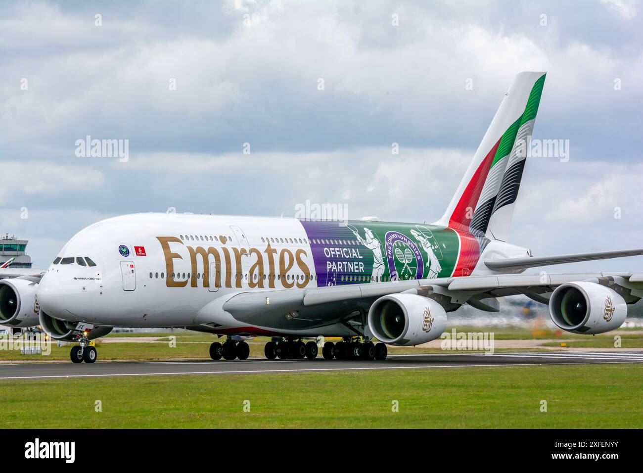 Livrée spéciale Emirates Wimbledon sur leur A380, arrive et quitte l'aéroport de Manchester. Banque D'Images