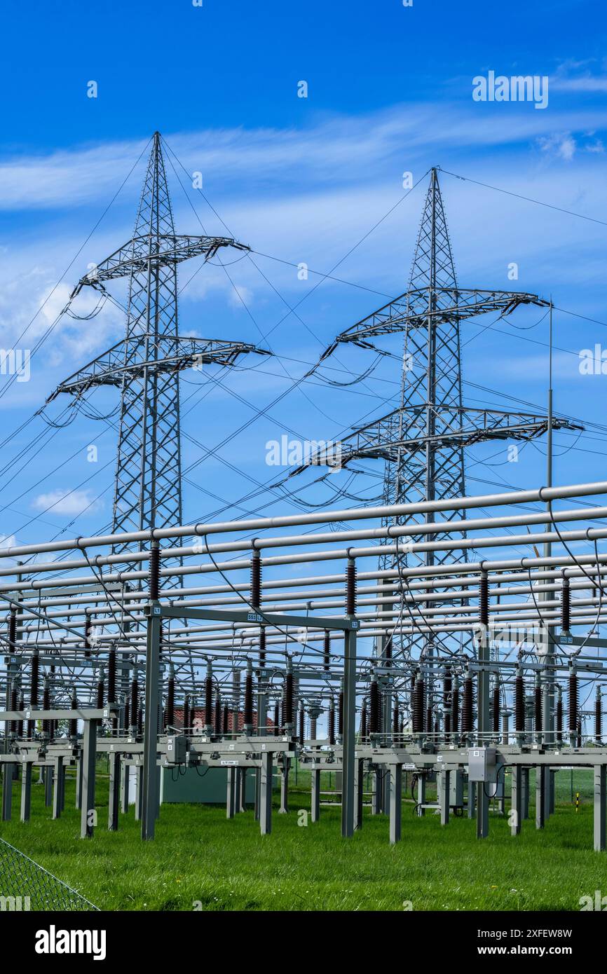 Pylônes électriques avec lignes à haute tension et isolateurs à la sous-station Avacon à Helmstedt, Allemagne, basse-Saxe, Helmstedt Banque D'Images