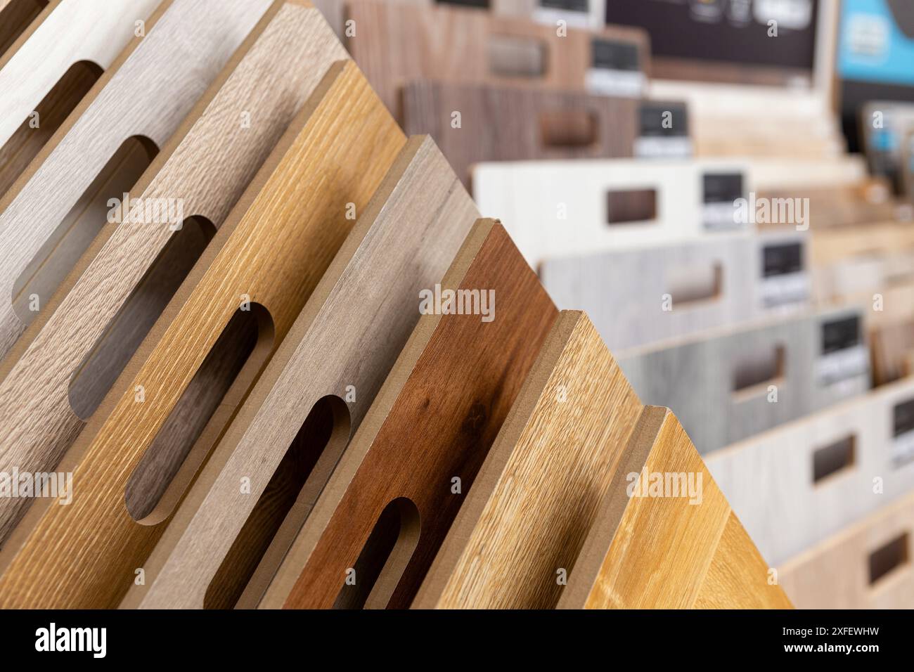 Fond laminé. Échantillons de parquet ou de stratifié avec un motif et une texture de bois pour le revêtement de sol et la conception intérieure. Production de parquet Banque D'Images