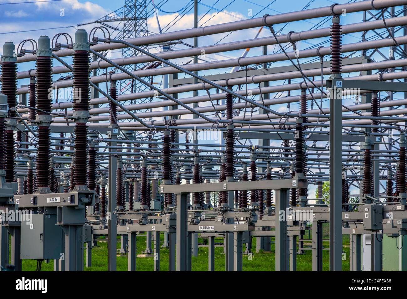 Pylônes électriques avec lignes à haute tension et isolateurs à la sous-station Avacon à Helmstedt, Allemagne, basse-Saxe, Helmstedt Banque D'Images