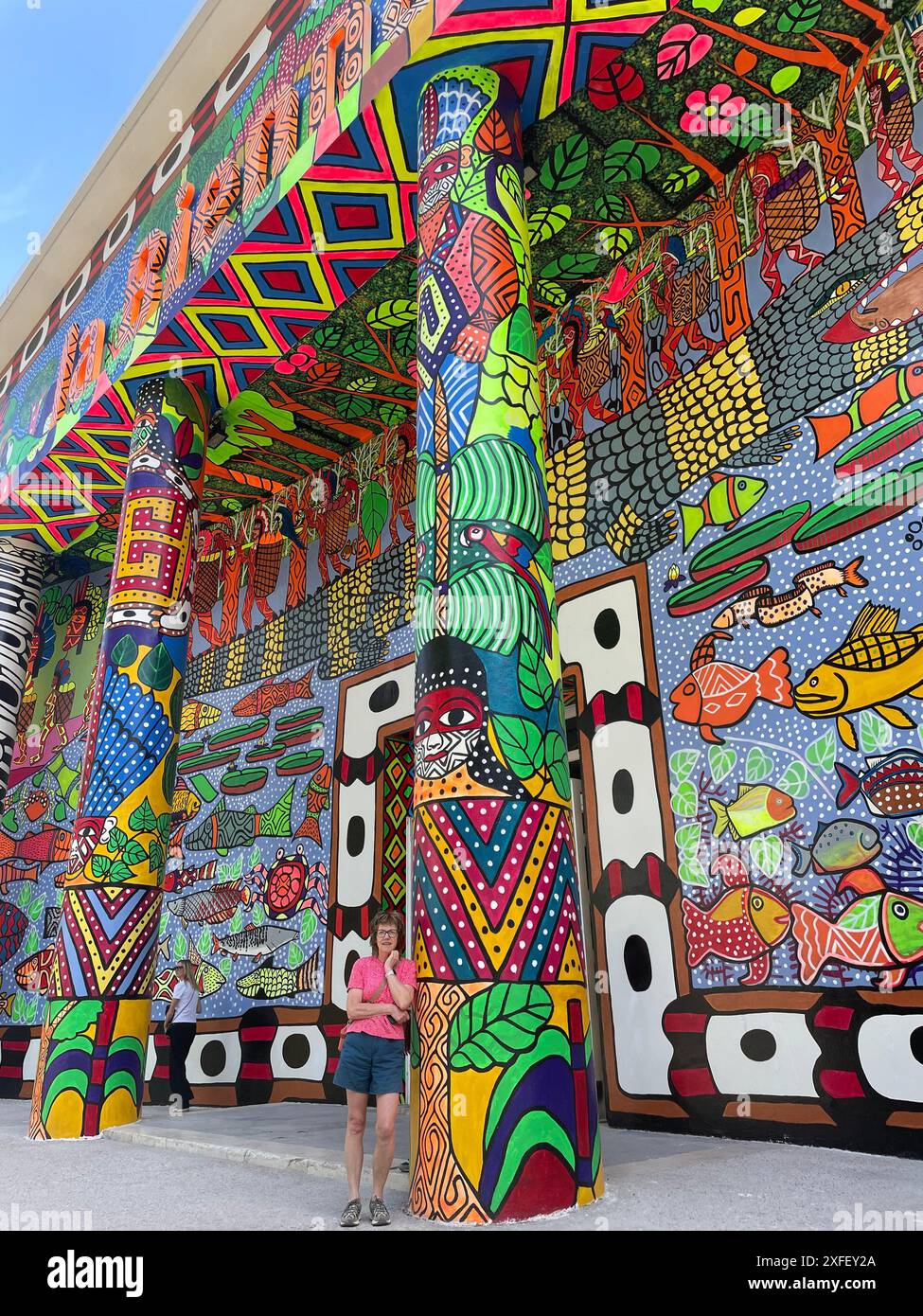 Italie, Venise - Pavillon central de la Biennale d'art 2024, avec une fresque murale du mouvement brésilien des artistes Huni Kuin (MAHKU). Banque D'Images