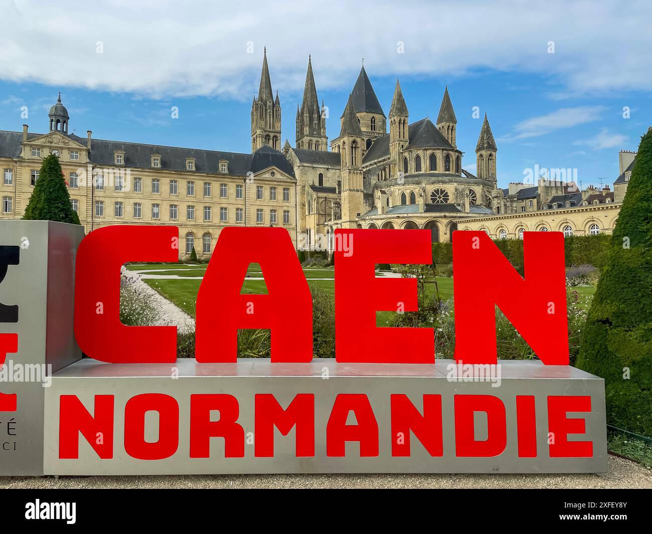 France, Abbaye Saint-Étienne (à droite) avec la mairie de Caen (à gauche) en Normandie. Banque D'Images