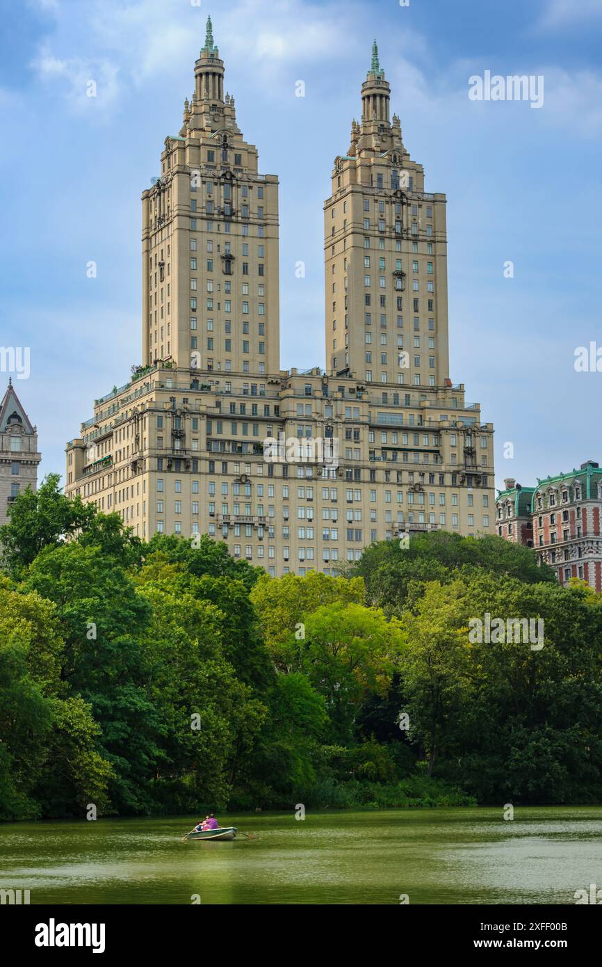 Les tours jumelles du bâtiment San Remo dominent l'horizon au-dessus du lac Central Park à New York, aux États-Unis. Banque D'Images