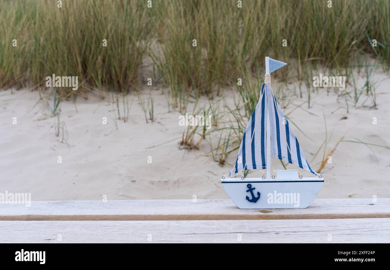 yacht blanc sur un banc léger sur fond de dunes de plage. Carte postale dans un style marin. Je vous souhaite de bonnes vacances. Nature morte. Vacances et summ Banque D'Images