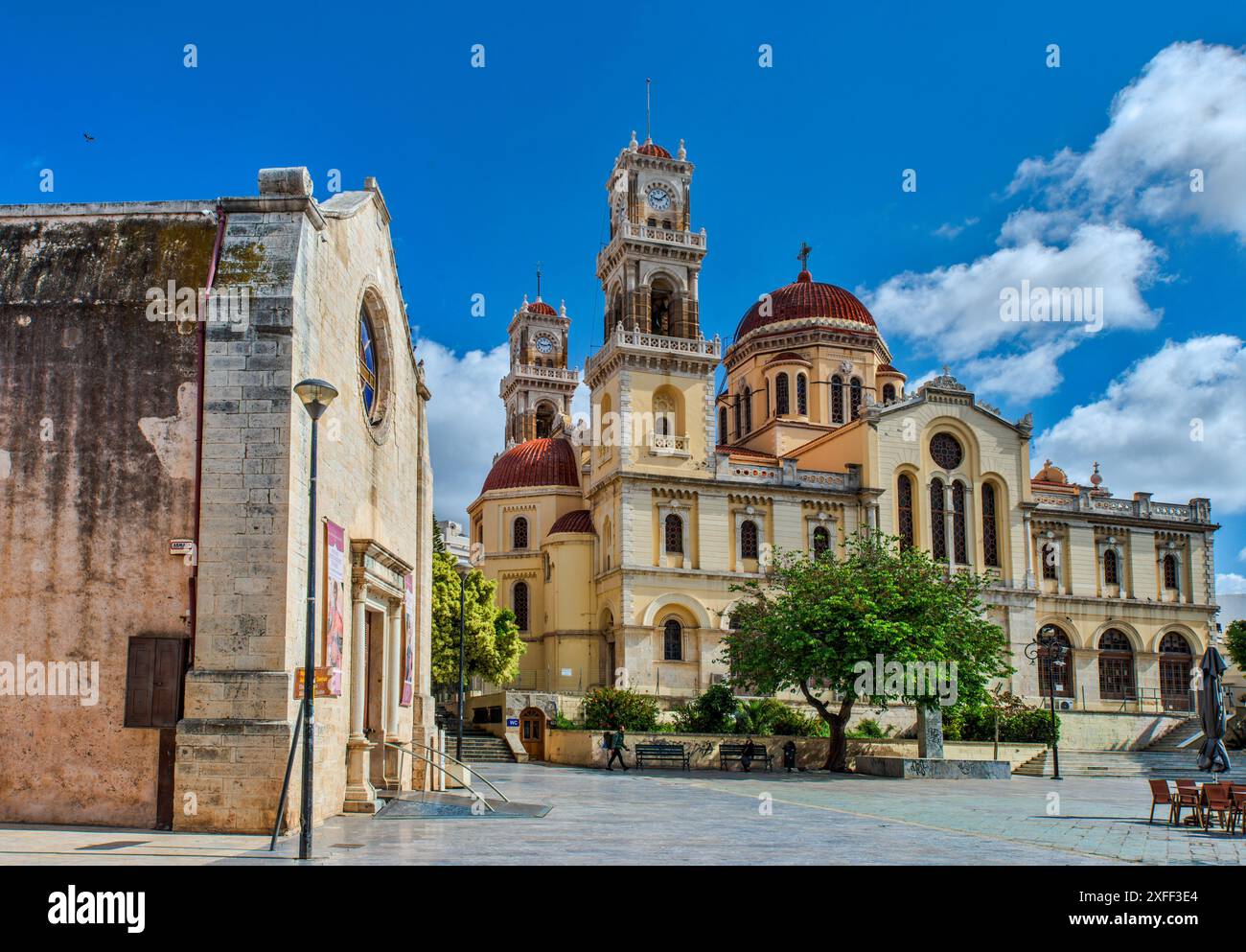 Église d'Agia Ekaterini de Sinaïtes (Sainte Catherine), vénitienne, aujourd'hui Musée des icônes byzantines, cathédrale d'Agios Minas derrière, à Héraklion, Crète, Grèce Banque D'Images