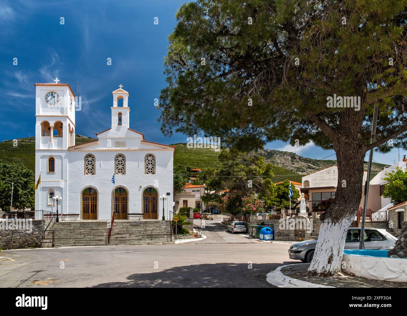 Église de la Nativité de Theotokos & évangélisation de Theotokos (notre Dame du Village), grand arbre, à Styron Square, ville de Styra, île d'Evia, Grèce Banque D'Images