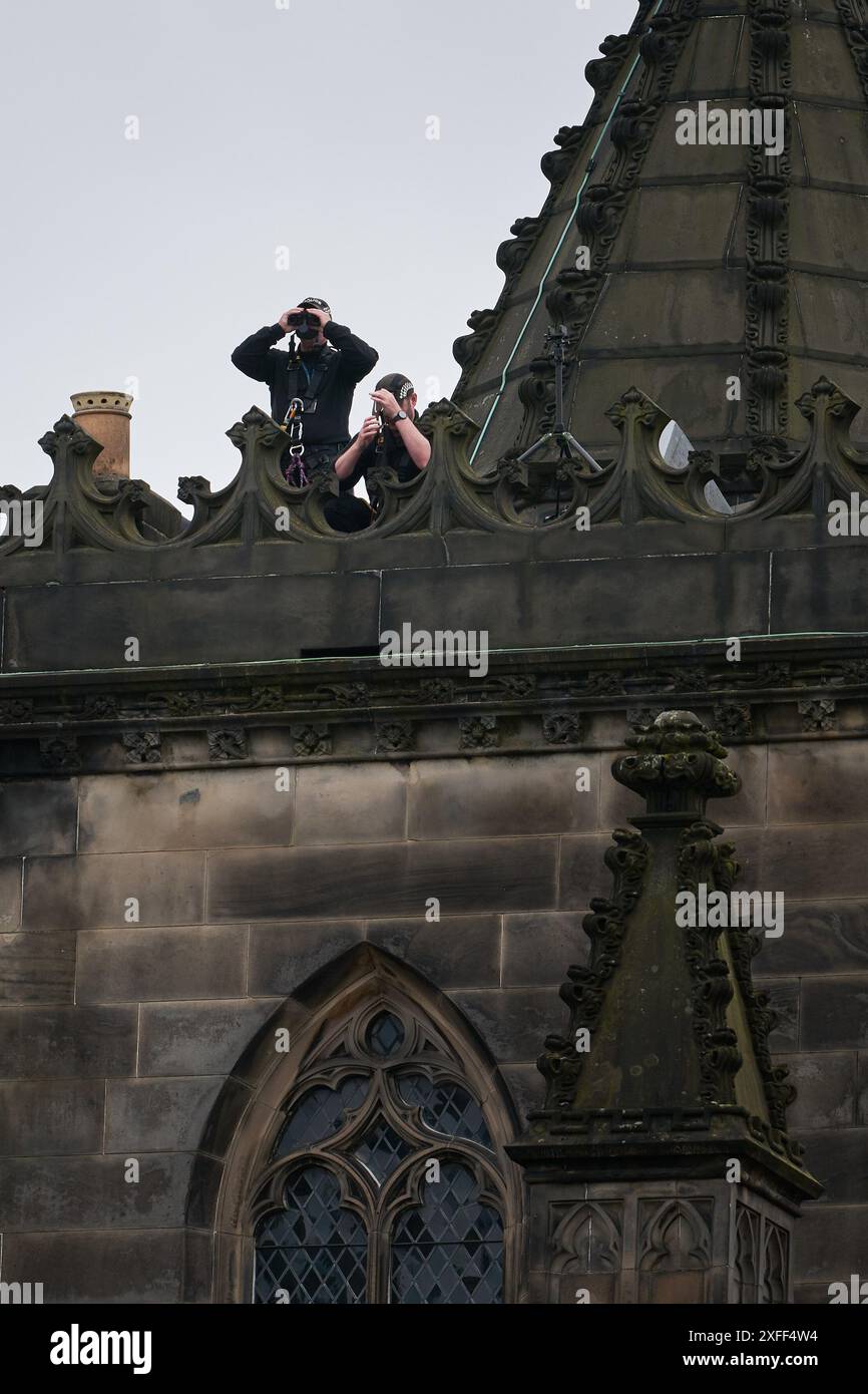 Édimbourg Écosse, Royaume-Uni 03 juillet 2024. La police sur la cathédrale St Giles devant l'ordre du roi Charles III du Service du chardon. crédit sst/alamy live news Banque D'Images