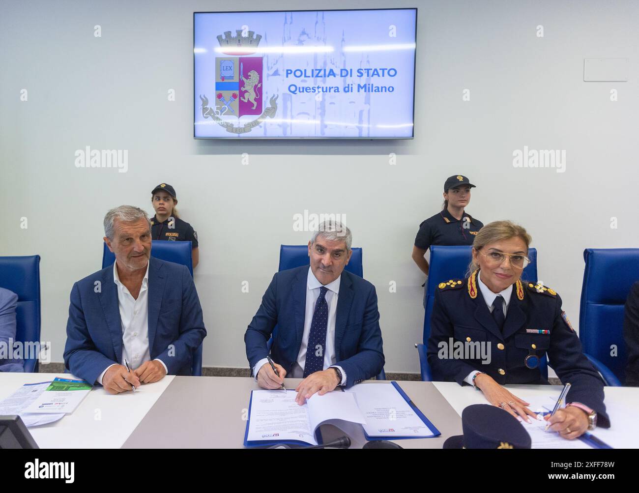 Angelo parente Direttore Tecnico Superiore, Manuela de Giorgi Primo Dirigente della Polizia di Stato con il Questore Bruno Megale e Mauro Guerra dell'anci Lombardia e Giuseppe Guerini alla Firma protocollo intesa tra il centro operativo di sicurezza cibernetica della Polizia postale, Anci con il Questore - Milan, Italia - Mercoled&#xec;, 3 luglio 2024 (foto Stefano Porta/LaPresse) signature d'un protocole d'accord entre le centre d'opérations de cybersécurité de la police postale, ANCI et le commissaire de police - Milan, Italie - mercredi 3 juillet 2024 (photo Stefano Porta / Banque D'Images