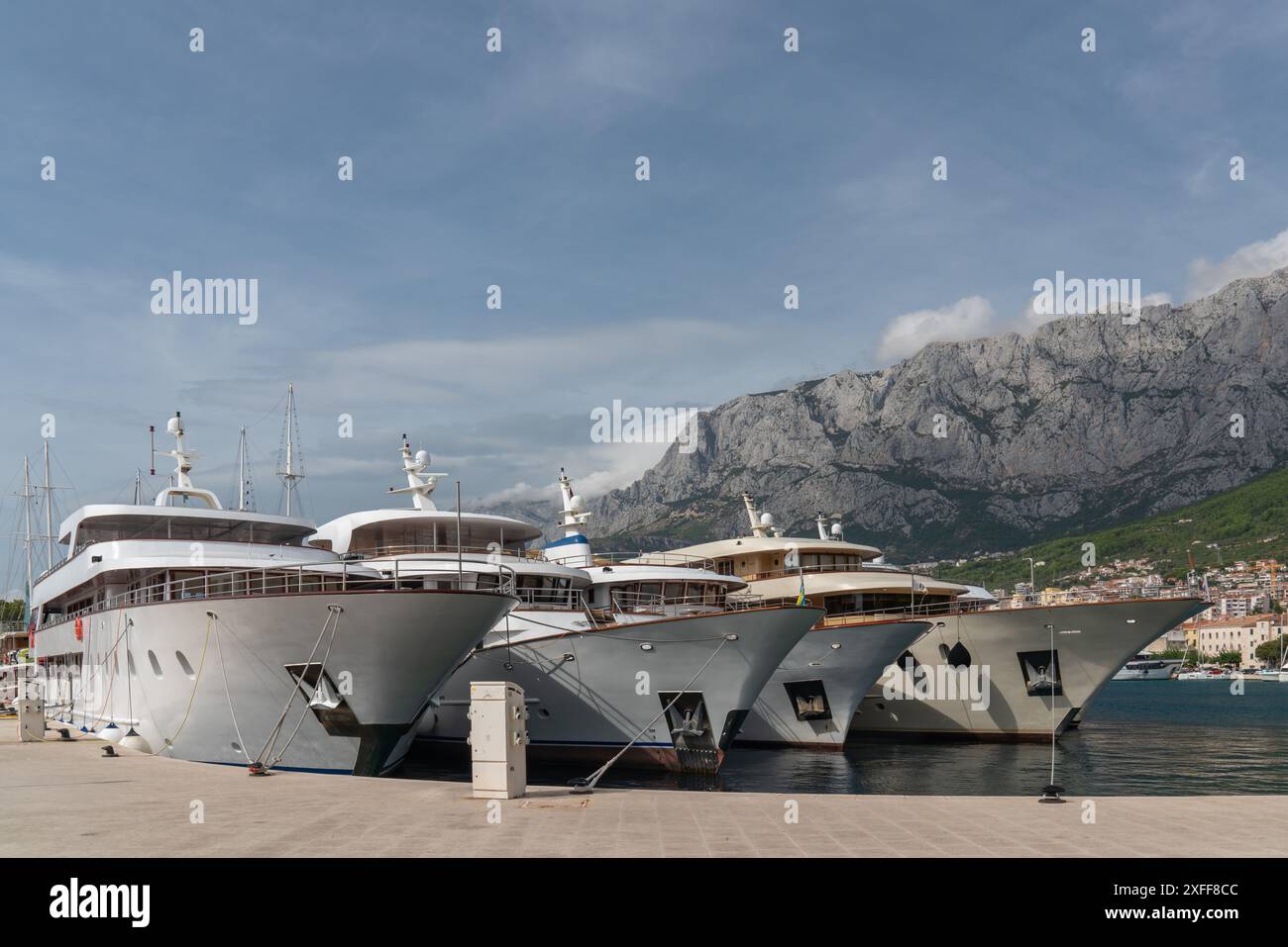 Énormes charrettes touristiques dans la baie. gros plan. En arrière-plan se trouve la ville de Makarska. Croatie. Hautes montagnes Banque D'Images