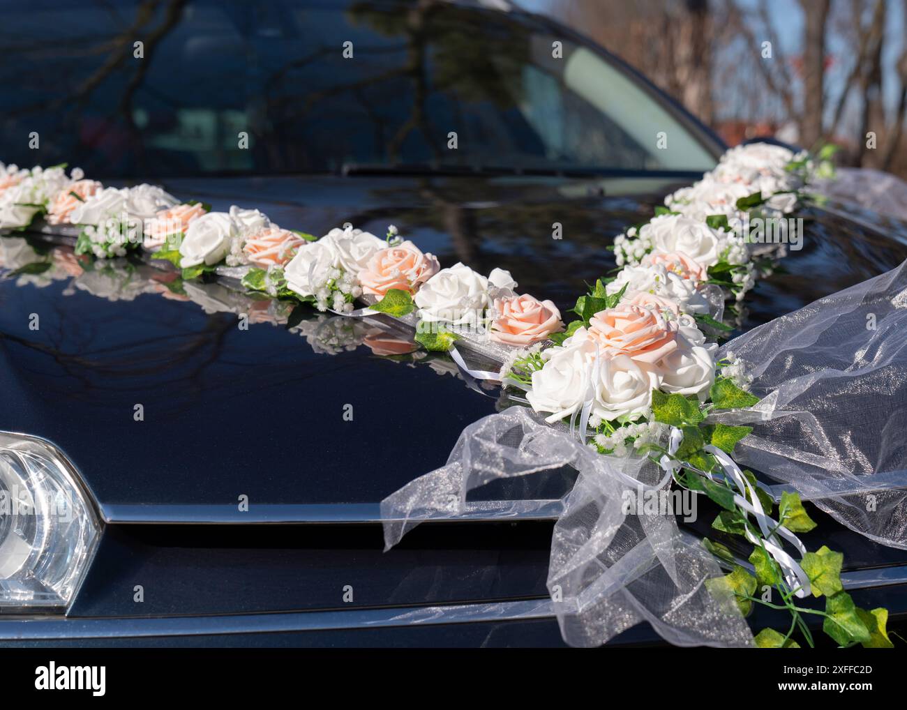 Voiture de mariage décorée de fleurs blanches. Décoration de mariage. Détails du mariage Banque D'Images