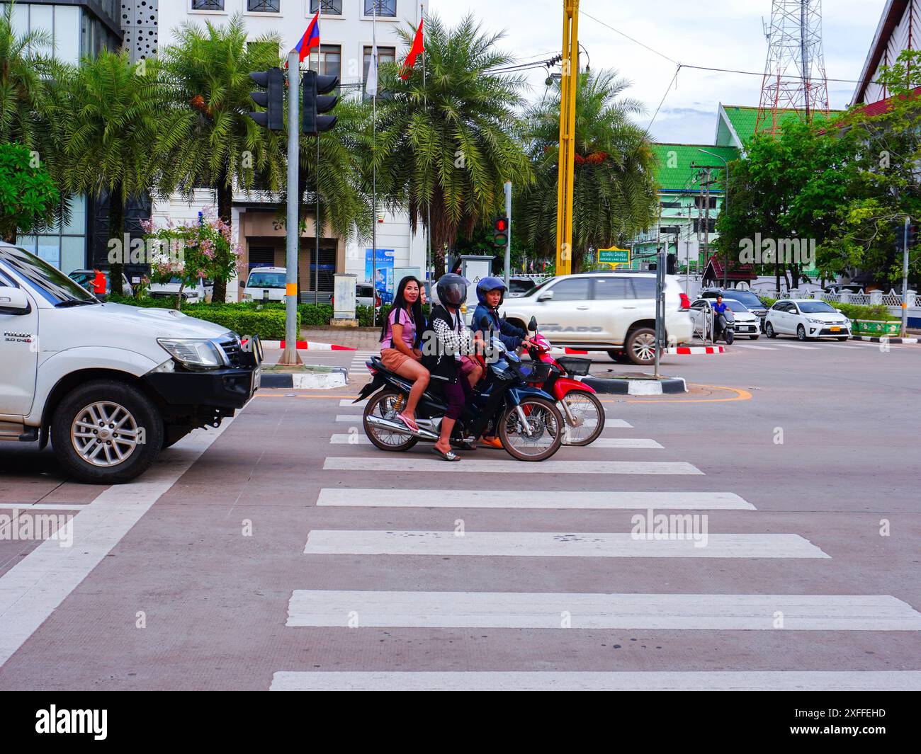 Juin 26 2024, Vientiane, Laos - trafic sur la Lane Xang Aveune, rue principale de Vientiane, Laos PDR. Banque D'Images