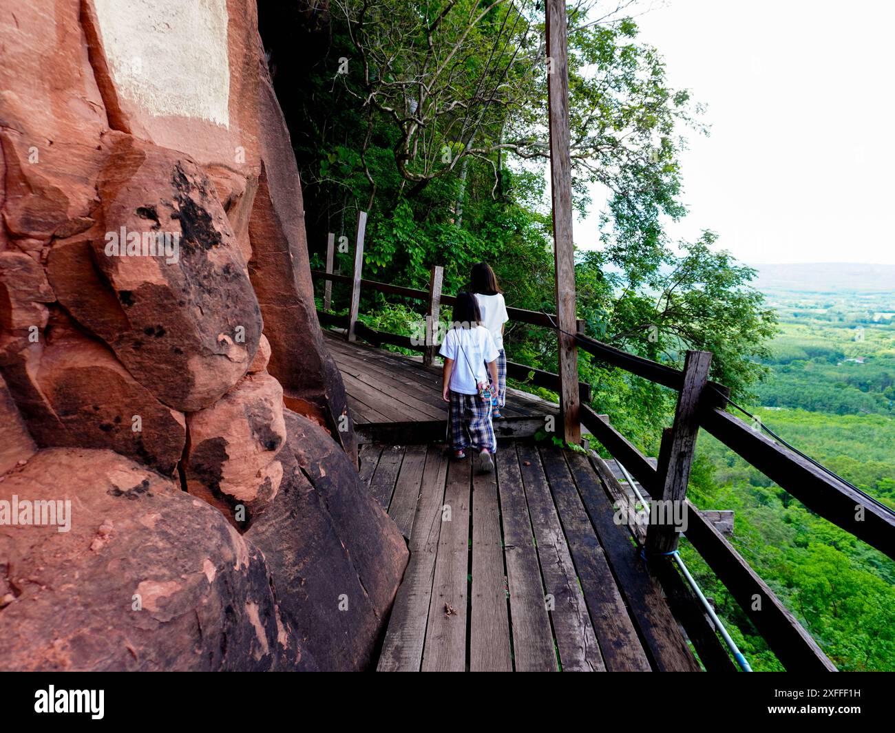 Les filles de touristes marchent sur des ponts en bois à Phu Thok ou Wat Chetiyakhiri, beau paysage de montagne, province de Bueng Kan, Thaïlande. Banque D'Images