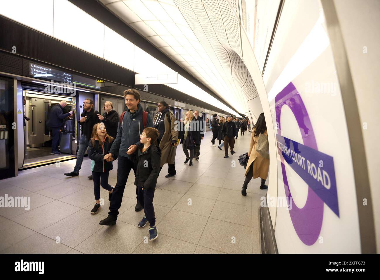 Photo du dossier datée du 06/11/22 de personnes utilisant le service Elizabeth Line à Tottenham court Road, Londres pour la première fois. Transport for London (TfL) a annoncé que les connexions 4G et 5G sont désormais disponibles pour les passagers voyageant entre la gare de Liverpool Street et le portail Royal Oak à l'ouest de la gare de Paddington, car la couverture de téléphonie mobile a été introduite dans les tunnels ferroviaires de la ligne Elizabeth sous le centre de Londres. Date d'émission : mercredi 3 juillet 2024. Banque D'Images