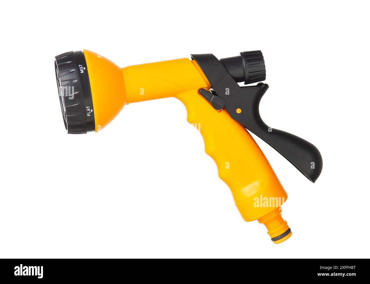 buse jaune sur un tuyau d'arrosage isolé sur un fond blanc. Banque D'Images
