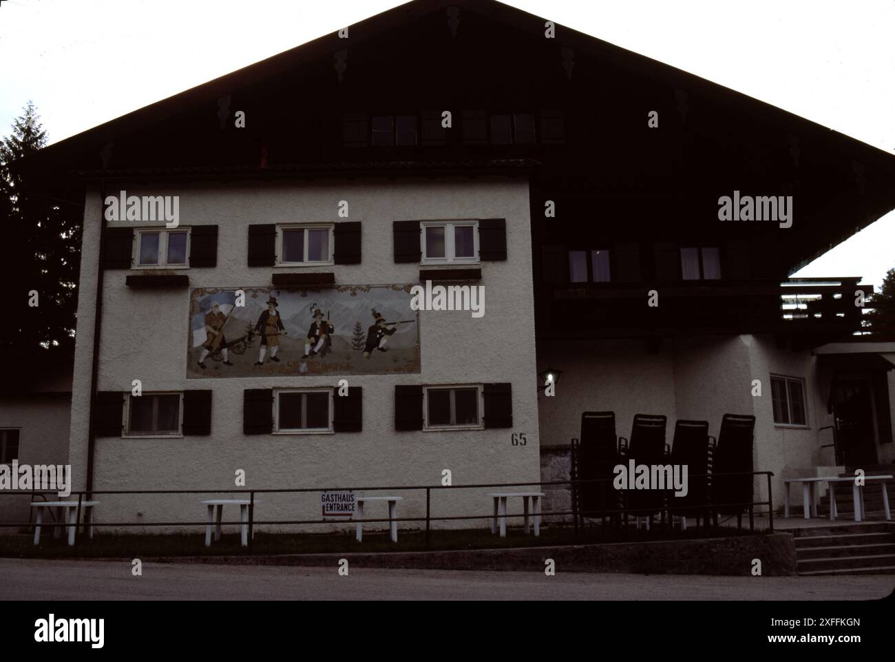 Bad Toelz, Allemagne. 6/1990. Flint Kaserne. Le Schutzstaffel (SS). Bad Tölz était un SS-Junkerschule. Il a servi de centre de formation pour les officiers de la Waffen-SS. L'école a été fondée en 1937 et construite par l'architecte Alois Degano. Il est situé dans la ville de Bad Tölz, à environ 48 km au sud de Munich. Les principales installations étaient résistantes aux semi-bombes avec 3 étages au-dessus du sol et 4 en dessous. L'école a fonctionné jusqu'à la fin de la seconde Guerre mondiale en 1945. Après la guerre, l'ancienne SS Junker School fut la base d'un bataillon de la 3e armée américaine jusqu'en 1991. Flint Kaserne accueillait la 10e spéciale Banque D'Images