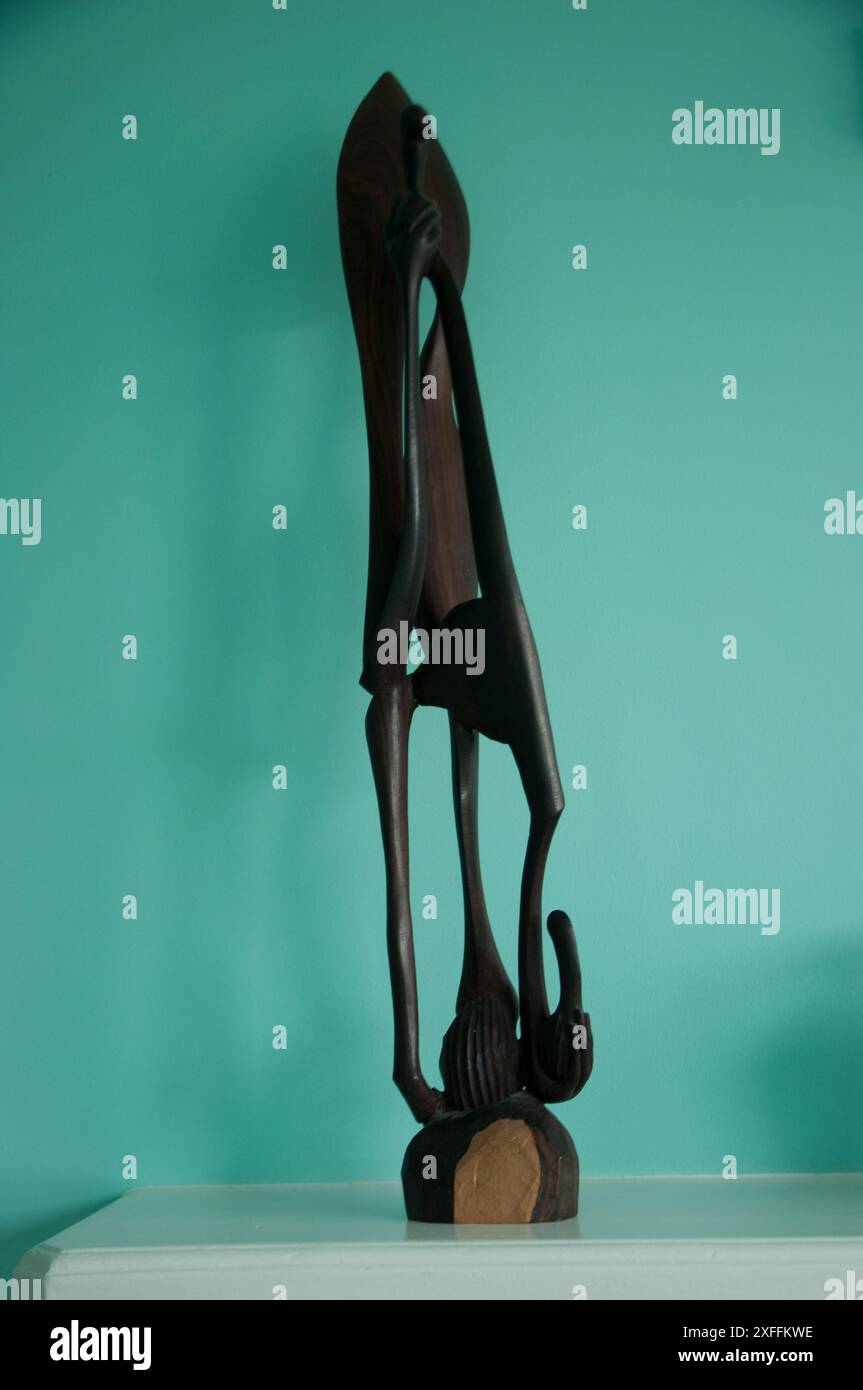 Makonde Carving, Tanzanie, Afrique. Les Makonde sont un peuple bantou qui vit dans le nord-est du Mozambique et le sud-est de la Tanzanie. Ils sont Ren Banque D'Images