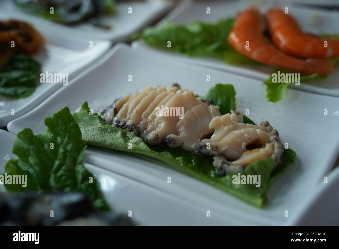 Un sashimi d'ormeaux crus frais est servi Banque D'Images